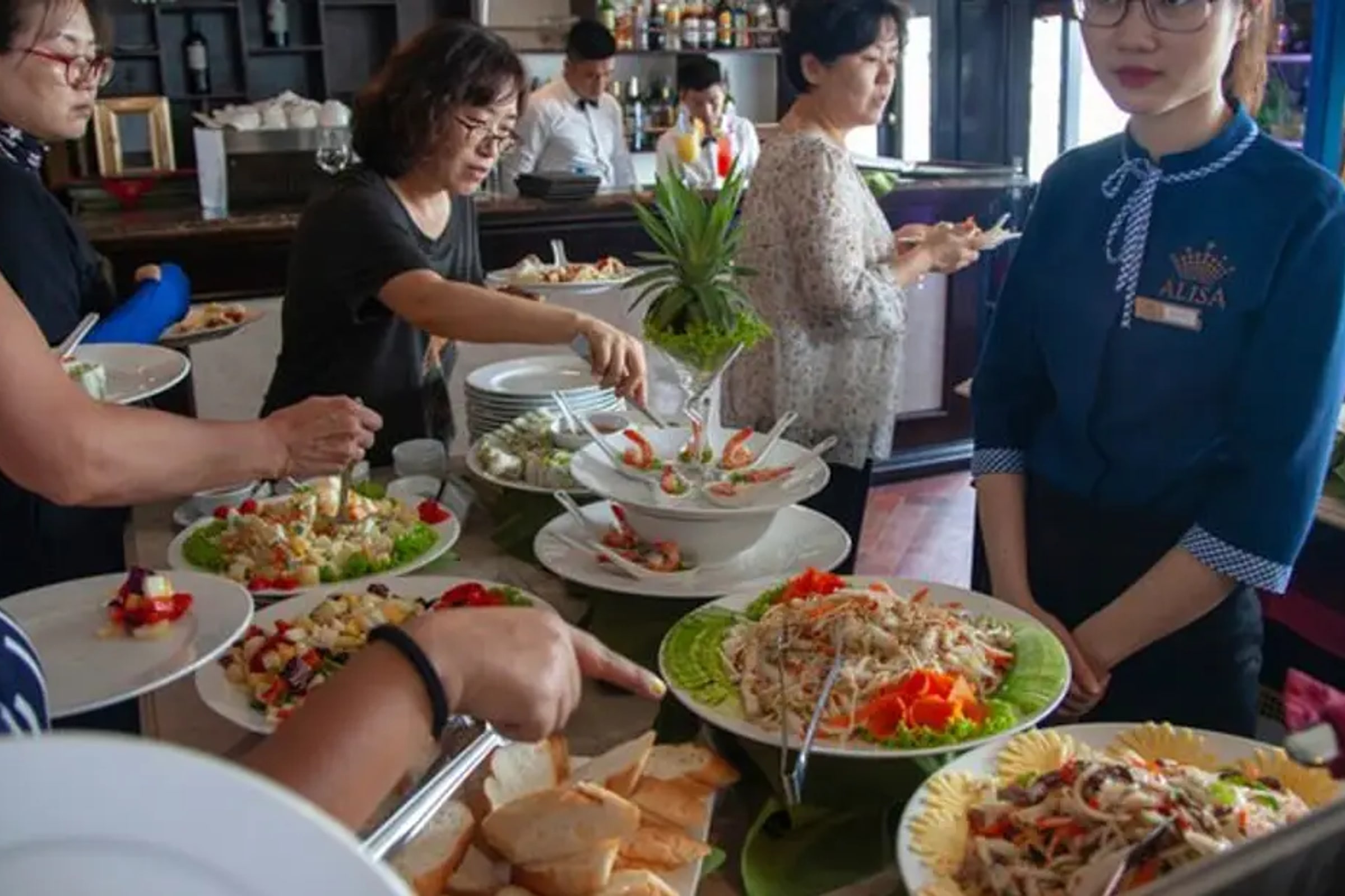 Lan Ha Bay Cruise Day Trip: Sea food lunch, Kayaking, Sandy Beach, Tunnel caves